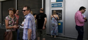 05.07.2015 - Quand des Grecs angoissés devant une banque fermée sont en fait... des journalistes