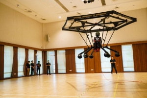 08.12.2015 - Des élèves créent un « multicopter » pour transporter des humains