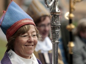 07.12.2015 - Suède : Eva Brunne, « évêquesse » lesbienne, a proposé de retirer les croix d’une église et d’y ajouter des symboles musulmans