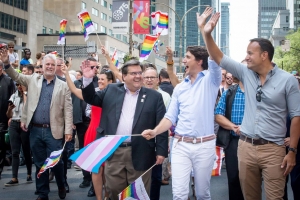 22.08.2017 - Trudeau a brandit le drapeau de la fierté transgenre