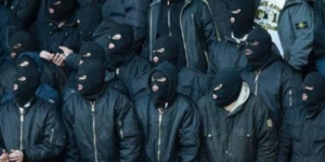 11.07.2017 - 200 hooligans masqués font la chasse aux migrants dans le centre de Stockholm
