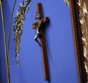 Le crucifix sera retiré du Salon bleu à l’Assemblée nationale : le réseau maçonnique félicite la démarche