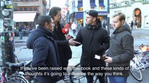 08.12.2015 - Ils lisent la Bible dans la rue en faisant croire que c'est le Coran