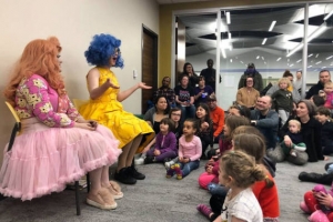 21.07.2018 - Les drag-queens envahissent les bibliothèques publiques et visent les petits enfants – l’idéologie passe mieux « avant trois ans »