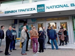 11.05.2015 - Le gouvernement grec envisage de taxer les retraits pour tenter de juguler la panique bancaire