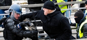 Un boxeur fait reculer des gendarmes lors de l’acte 8 des Gilets jaunes à Paris