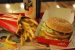 09.05.2016 - Le tout dernier hamburger McDonald d’Islande exposé depuis près de 2 000 jours !